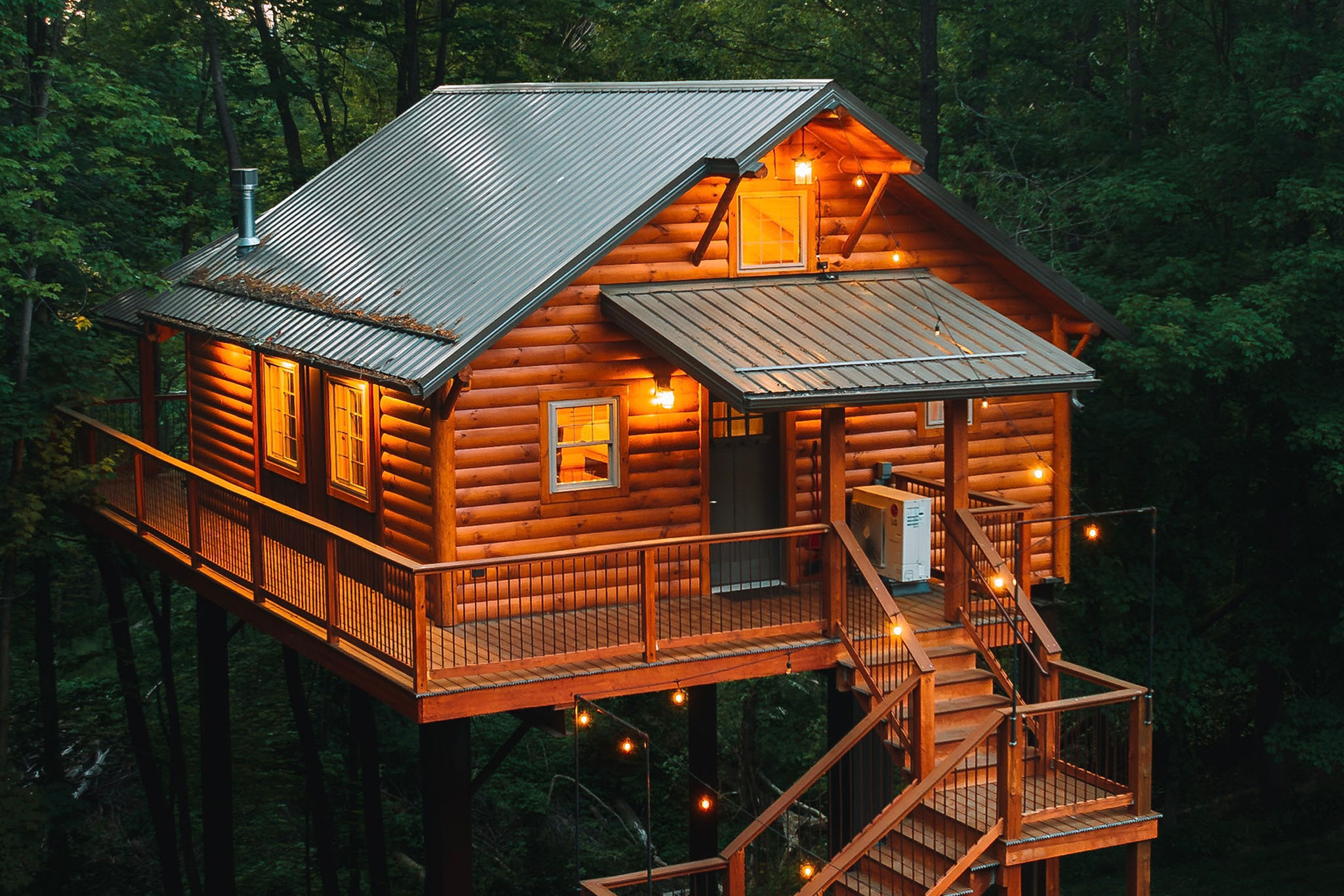 Cricket Hill Cabins treehouse exterior
