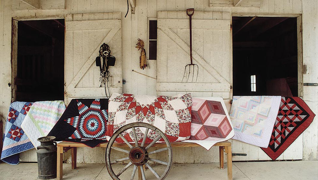Amish quilts displayed at a barn
